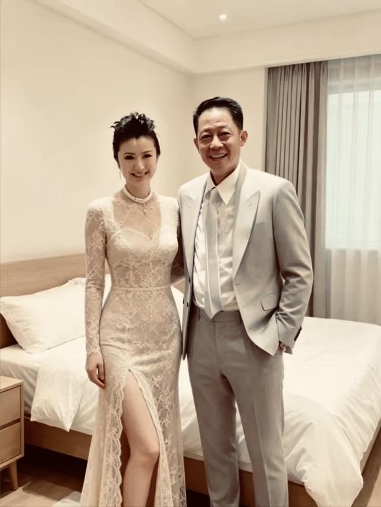 2008年4月1日，王志文于上海与女企业家陈坚红步入婚姻殿堂（陈坚红原本秉持不婚