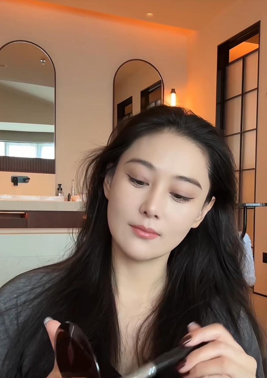 张馨予 白天喜欢太阳，晚上喜欢月亮，我永远喜欢你。