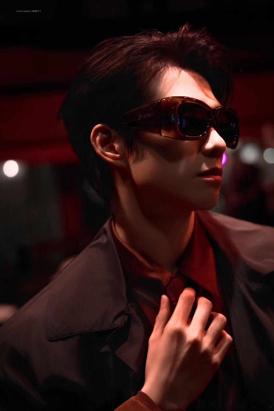 魏大勋 哪里摔倒哪里叭谁懂啊！魏大勋摔倒后的操作笑晕，淡定整理着装超有范儿，下一