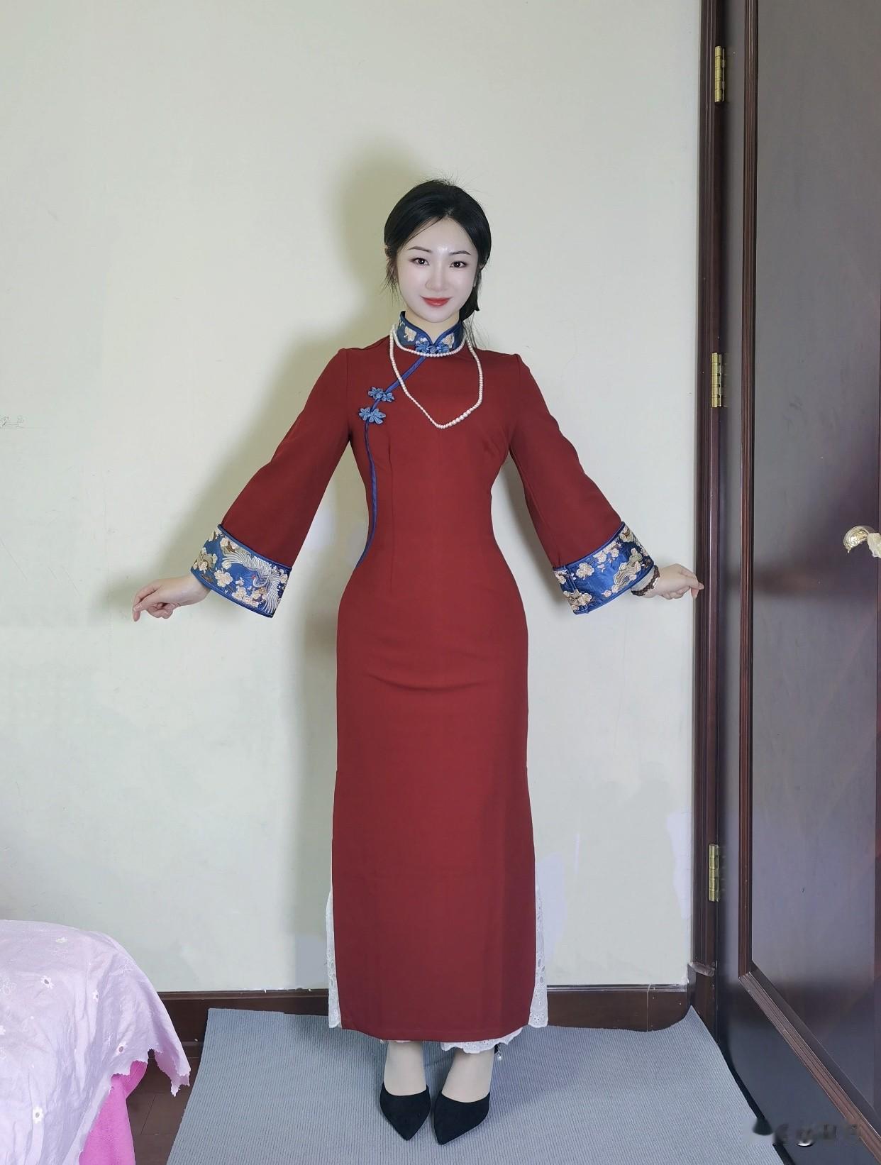 绝美新中式穿搭中国红中式旗袍今年盛夏，新中式旗袍成了热门。像“烟雨江南·墨韵生香