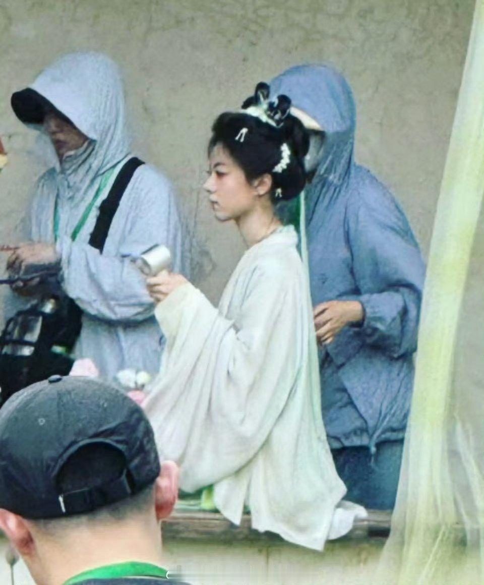 赵今麦一念江南绿衣造型 赵今麦一念江南首套造型路透 赵今麦一念江南首套造型路透 