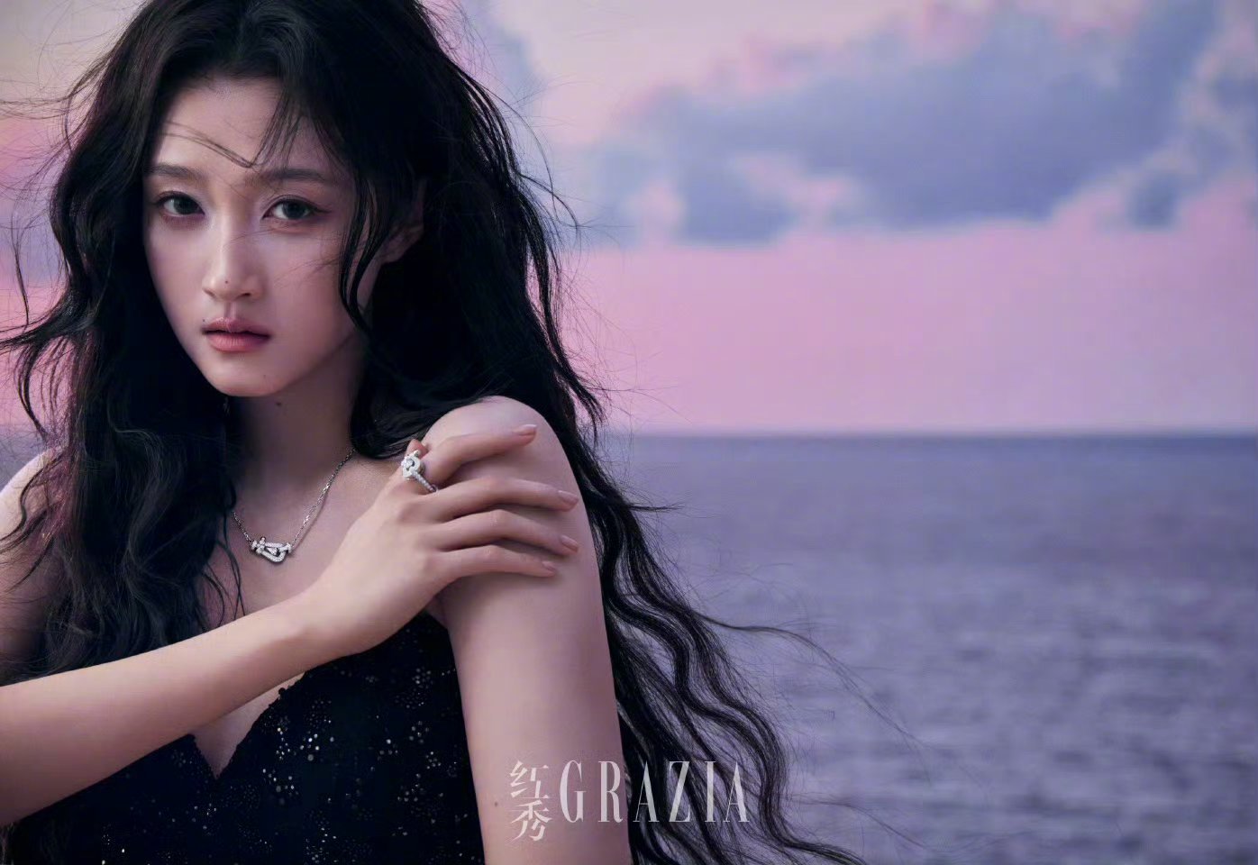 关晓彤红秀穿了5套高定关晓彤登《红秀》四月刊封面！身着Elie Saab顶级高定