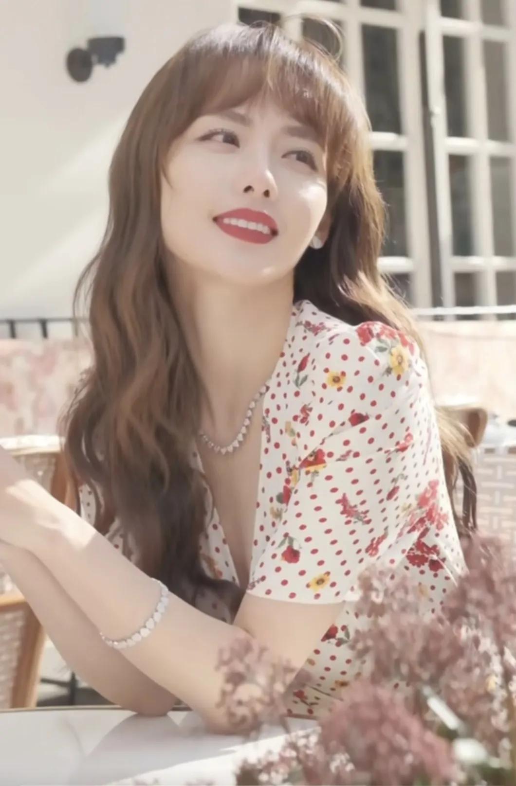 都说撒娇女人最好命，张嘉侃无疑验证了这个说法，27岁嫁给身价丰厚的富二代，她靠撒