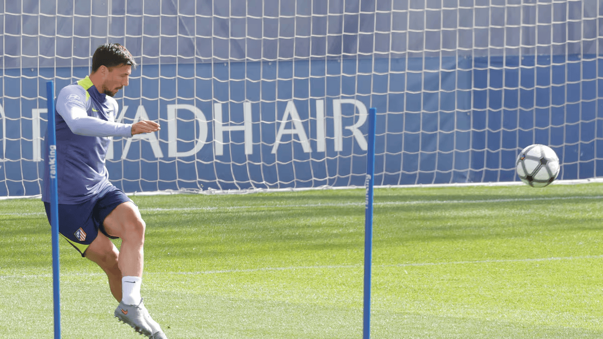 阿斯：勒诺尔芒与朗格莱加练定位球防空，或搭档出战巴萨