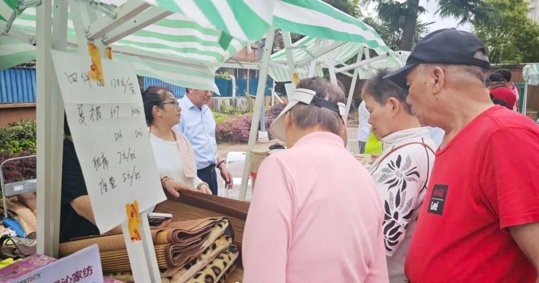 【普陀老小区“全能市集”：修表、熟食、义诊、上门配送，每月都能见 】“修手表真的