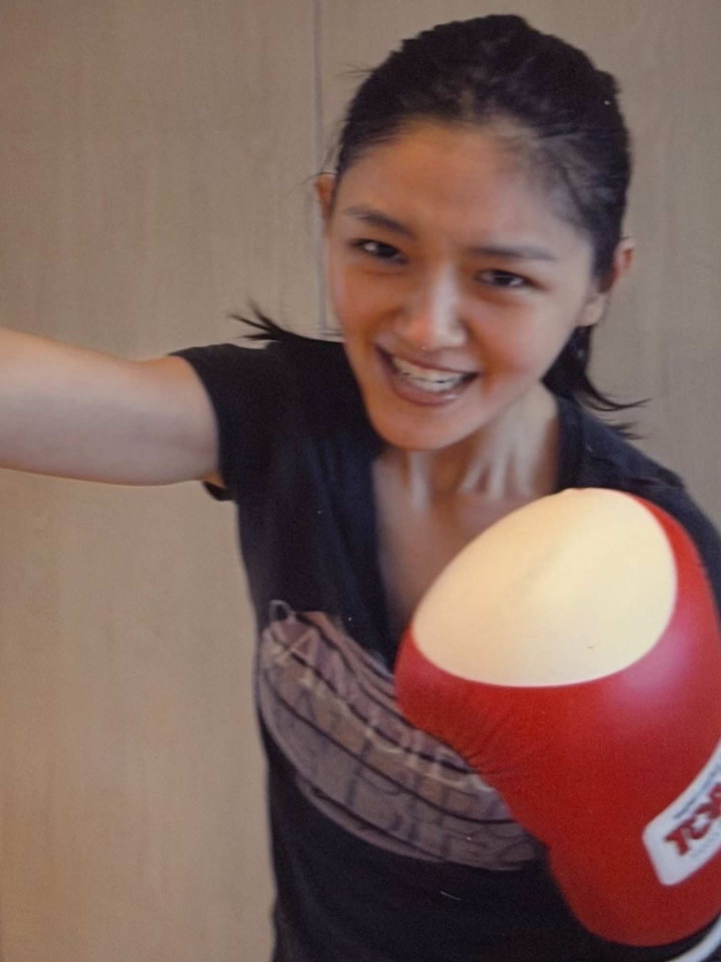 小S发文分享，把姐姐的微信名备注为“BOXER”的原因。大S在我微信里的备注是：