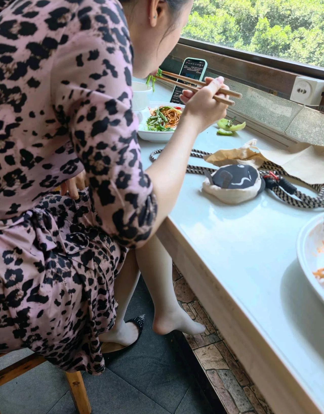 在餐厅吃饭，公共场所脱鞋，这样不太好吧？