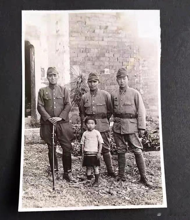 这是在日军私人相册中发现的一张令人揪心的照片。一个中国小女孩和3个日军兽兵的合影