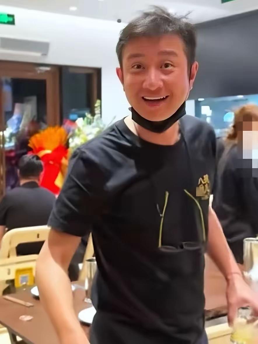 我能接受文章开饭店，也能接受他变老，可实在没法释怀，他竟在店里对着客人点头哈腰。