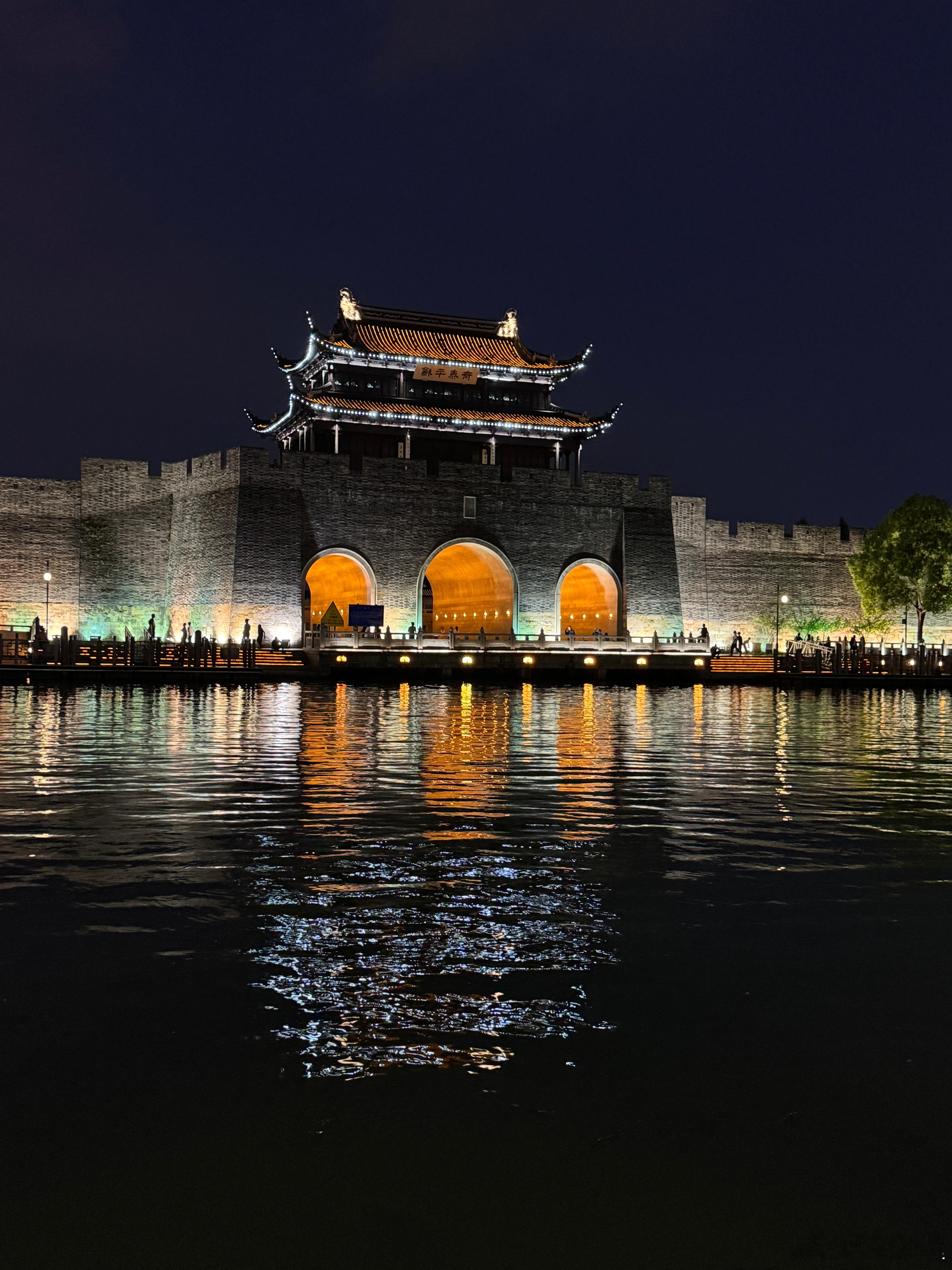 苏州的夜晚，的确是好看的，上有天堂，下有苏杭，果然如此。 ​​​