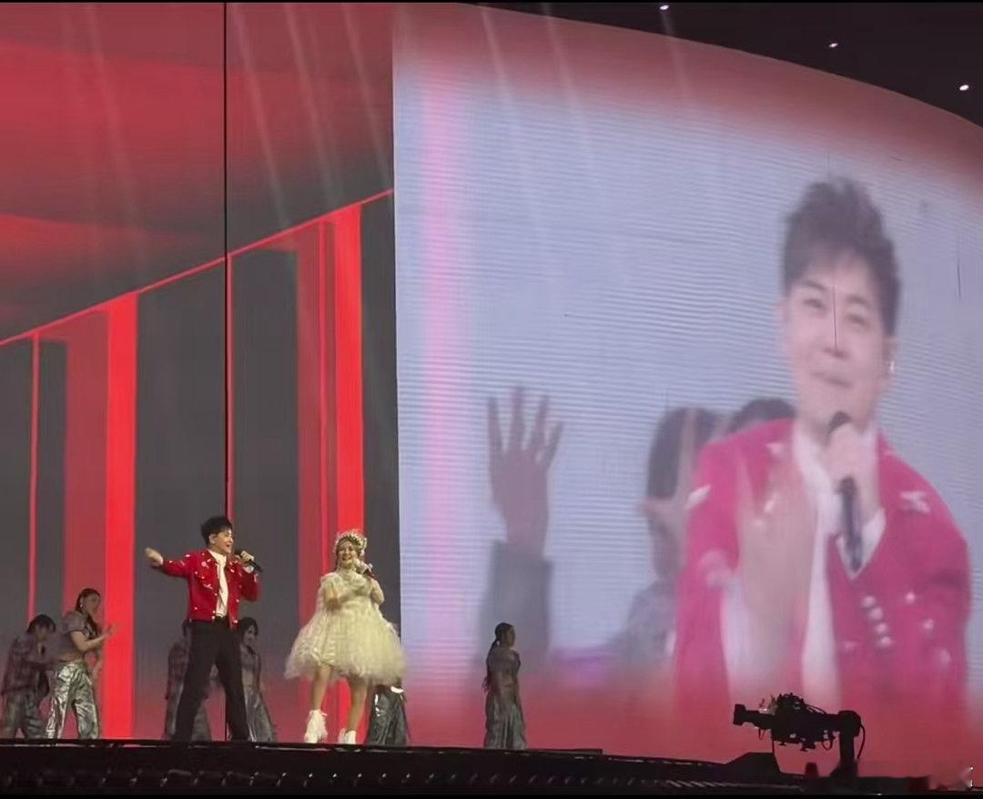 谢娜林志颖合唱谢娜演唱会惊喜拉满，与偶像林志颖同台合唱经典金曲，温柔嗓音相互交融