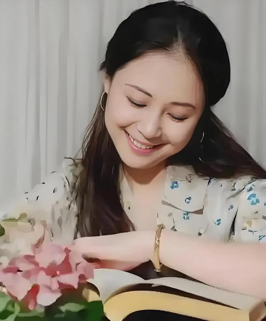 琼瑶自己说过，《窗外》让她手头宽裕了些。巧的是双胞胎弟弟都考上托福，她念着亲情，