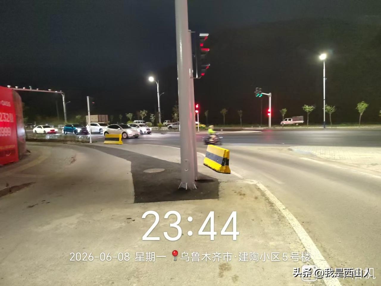 西泉街人行道终于“守住了”！南侧缺口已全部封堵，车辆再也不能任性上道

    