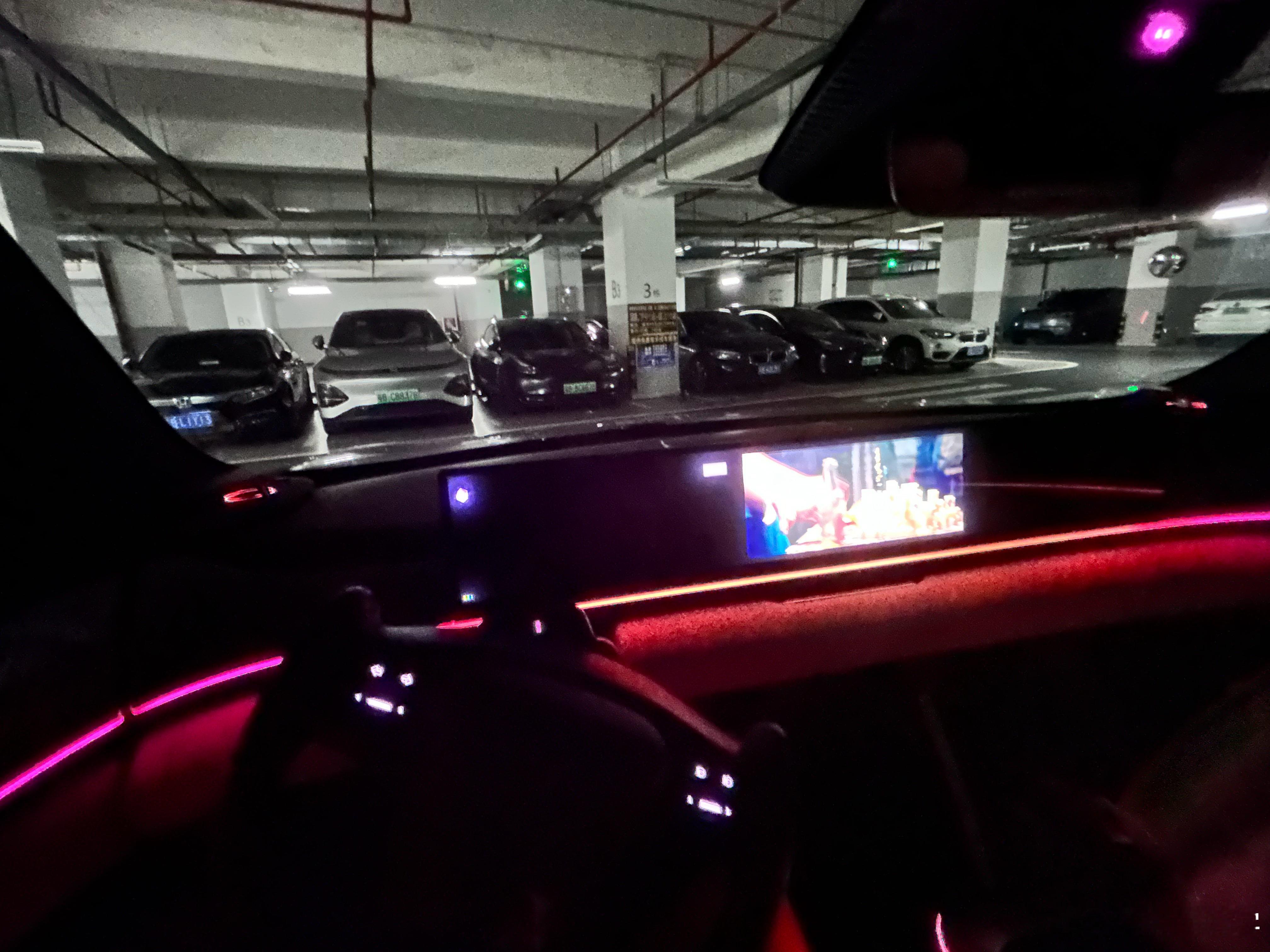 第一次在驻车(非充电)的状态下用极越 01 看电影，全屏(两侧屏幕熄屏)的状态下