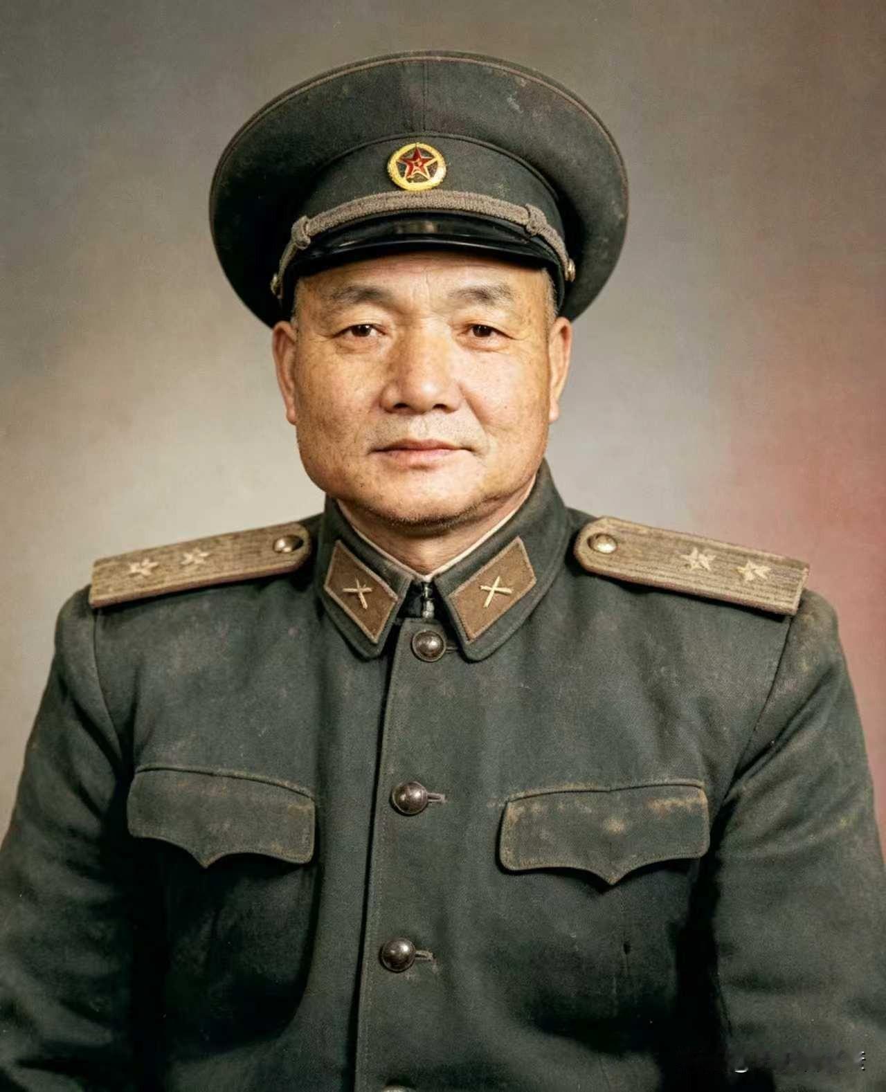 1959年夏天，沈阳。一个将军端着茶杯，手抖了。

不是因为生病，是因为站在他面