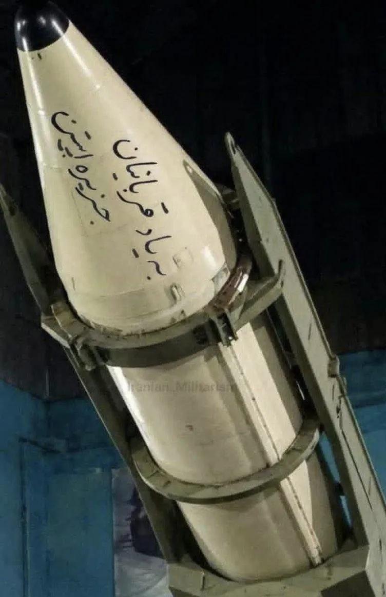 伊朗伊斯兰革命卫队在一枚导弹的弹头上写着“纪念爱泼斯坦岛的受害者”。在舆论战方面