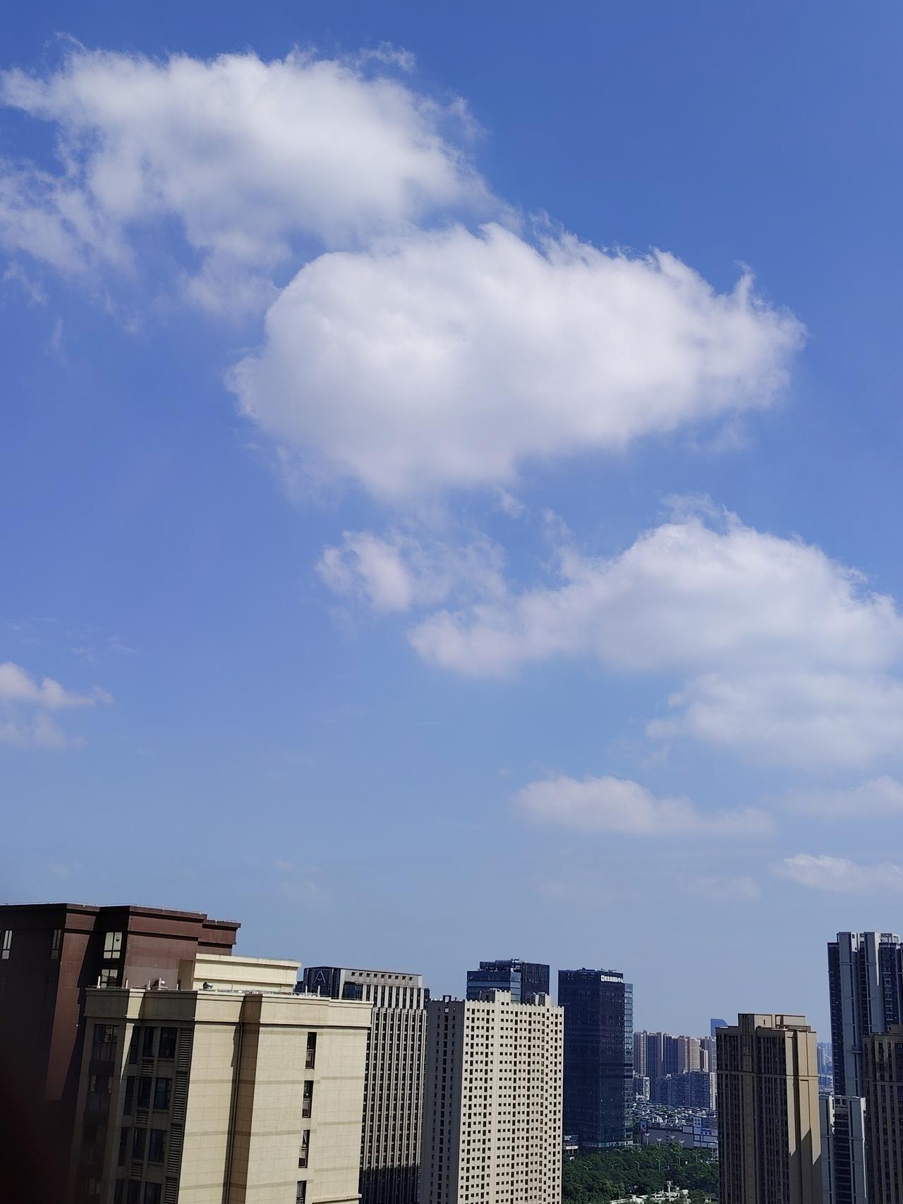 蓝蓝的天上白云飘