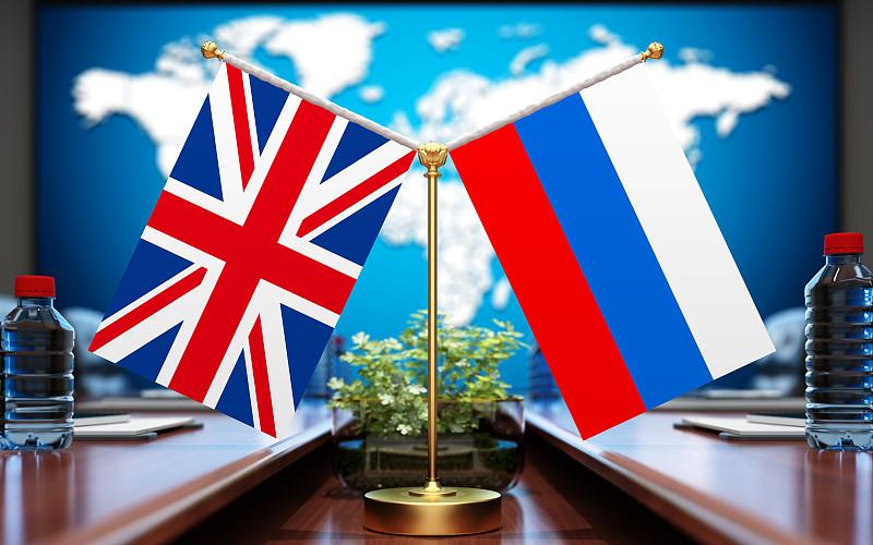 两边现在嘴上硬得能磕出火星子，2026年8月英国首相伯纳姆直接官宣给乌克兰转让“