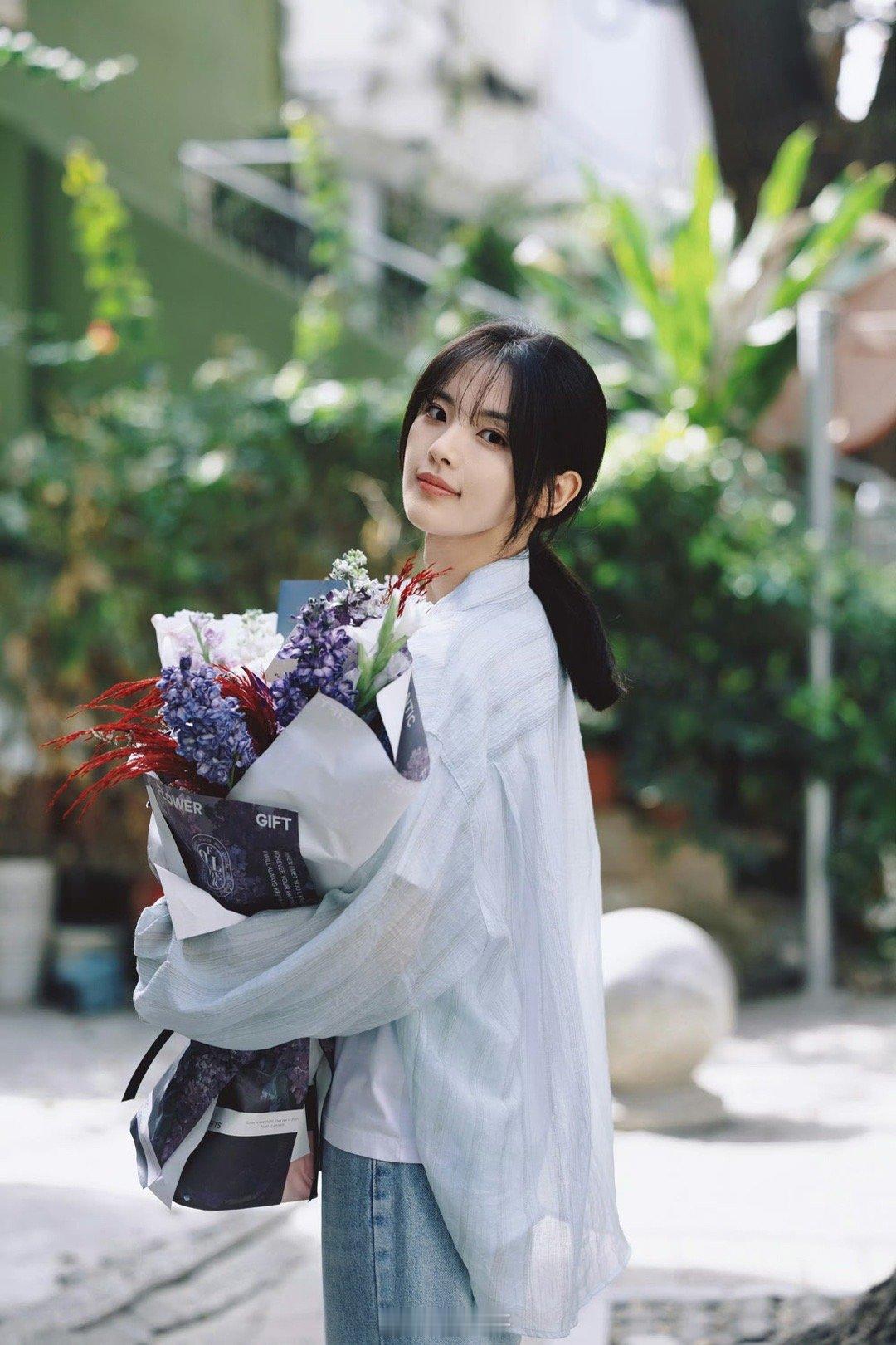 杨超越董思成捧花合照哇塞，一整个现偶剧的氛围感拉满了，杨超越、董思成、猫的树合照