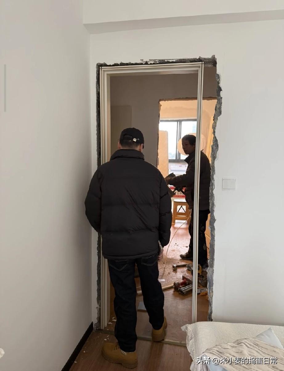 师傅也很头痛啊🤦门做小了10公分
 
刚装的卧室门，一量直接傻了眼——比门洞整