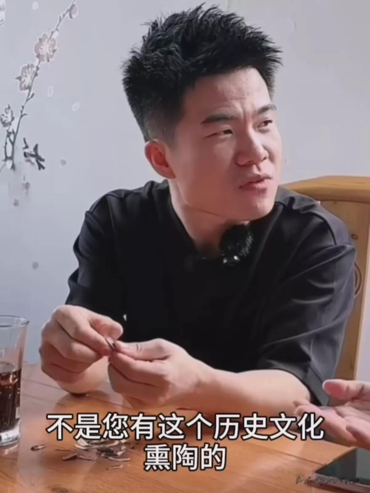 别看董宇辉在直播间侃侃而谈，口若悬河，天花乱坠的，但是一到女孩子，尤其是年轻女孩