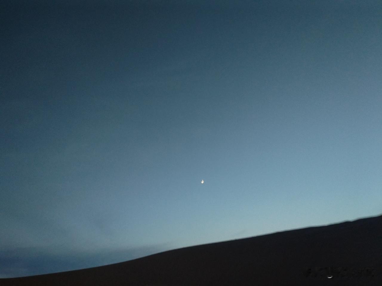 从床头柜随意抽出一本书并非为了阅读它
像播放幻灯片一样过一遍，嗅一嗅积尘掩盖下的