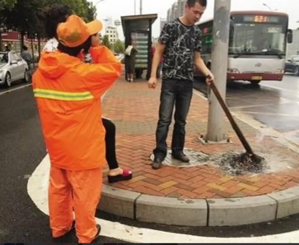 正义何在？清洁工路边小憩遭罚款，维权反被拘留！贵州铜仁，邵女士是一位女清洁工，5