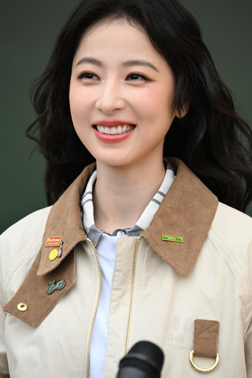 近日周雨彤在上海出席时尚活动，她这次搭配的很有特色，看上去还很清纯，真的好美。