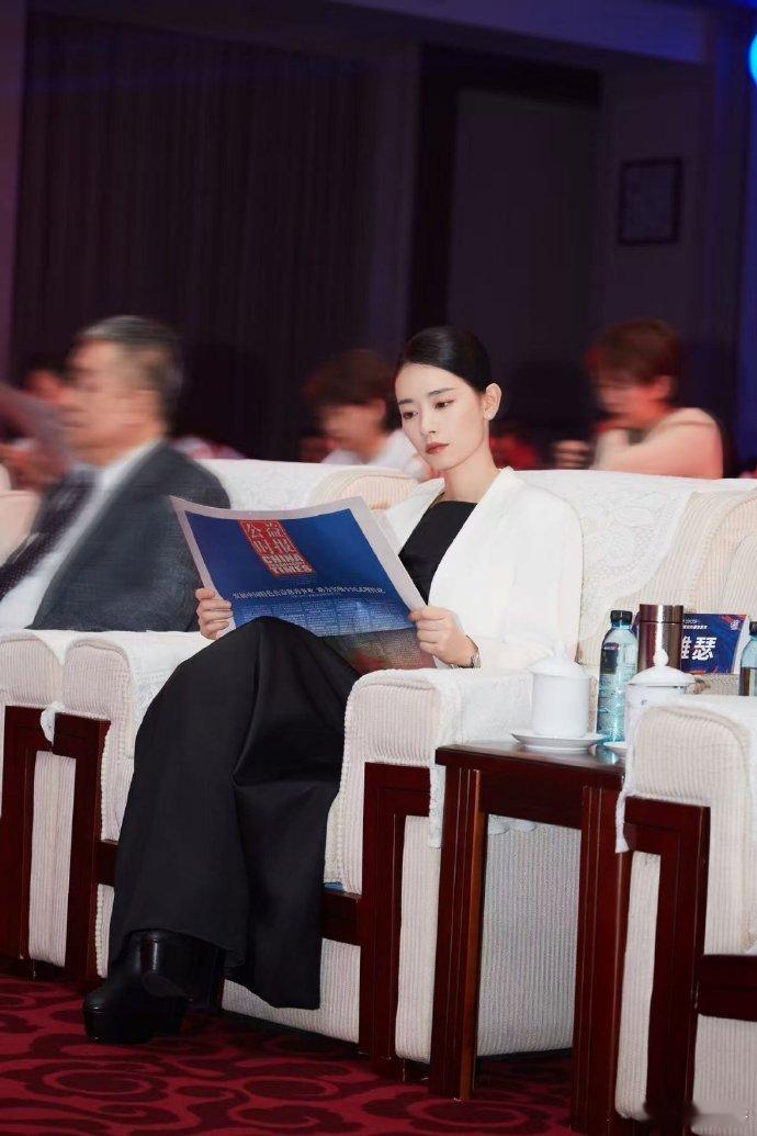 刘雅瑟体制内女友感 刘雅瑟作为影响力慈善明星现身 2025 中国公益时刻，白西装
