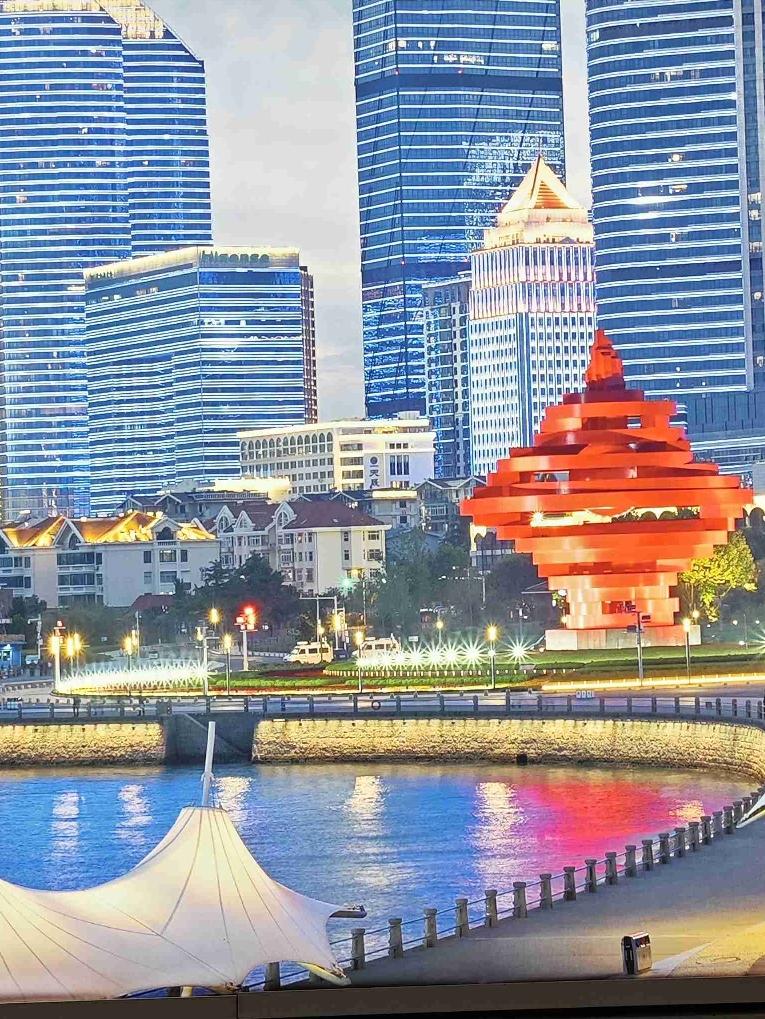 今儿个这天，虽气温不算太高，而且也没有多晒，可就是感觉到闷热闷热的。
其实，待在