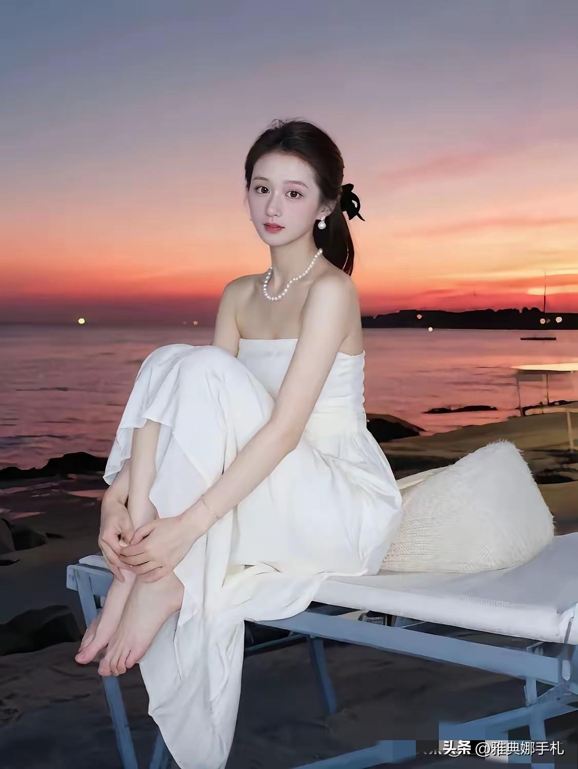 夕阳，或是晨曦，
都没有你的眼眸有魅力……