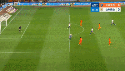 王大雷守在门线，奥斯卡的头球越过了他的五指关！王大雷弃门击门封堵，奥斯卡拔脚怒射