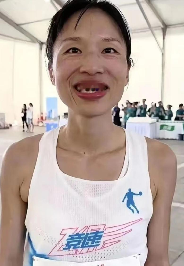 最快女护士火了，却被全网骂惨，她到底图个啥？

张水华这个名字，从2025年8月