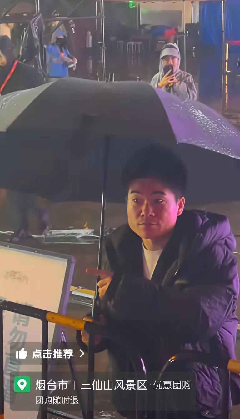 别人家主播下雨天
恨不得粉丝多刷礼物，
董宇辉倒好——直播间喊了八百遍“去避雨”