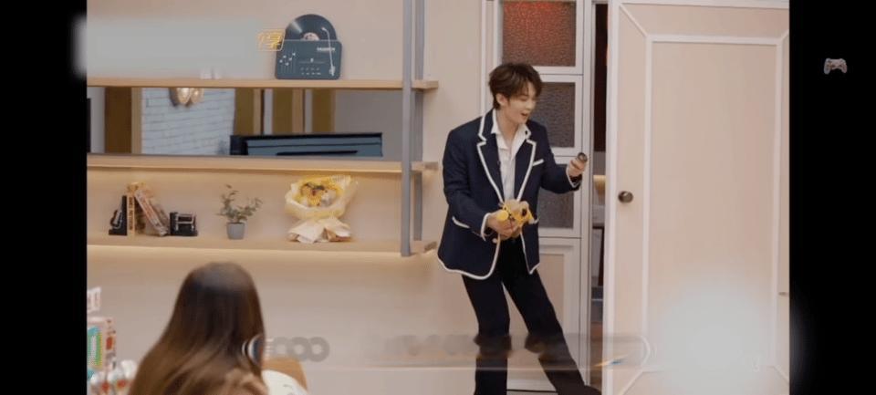 王赫野把芒果台门把手掰掉了 家人们看过来!王赫野在《声生不息》秒变“道具破坏王”