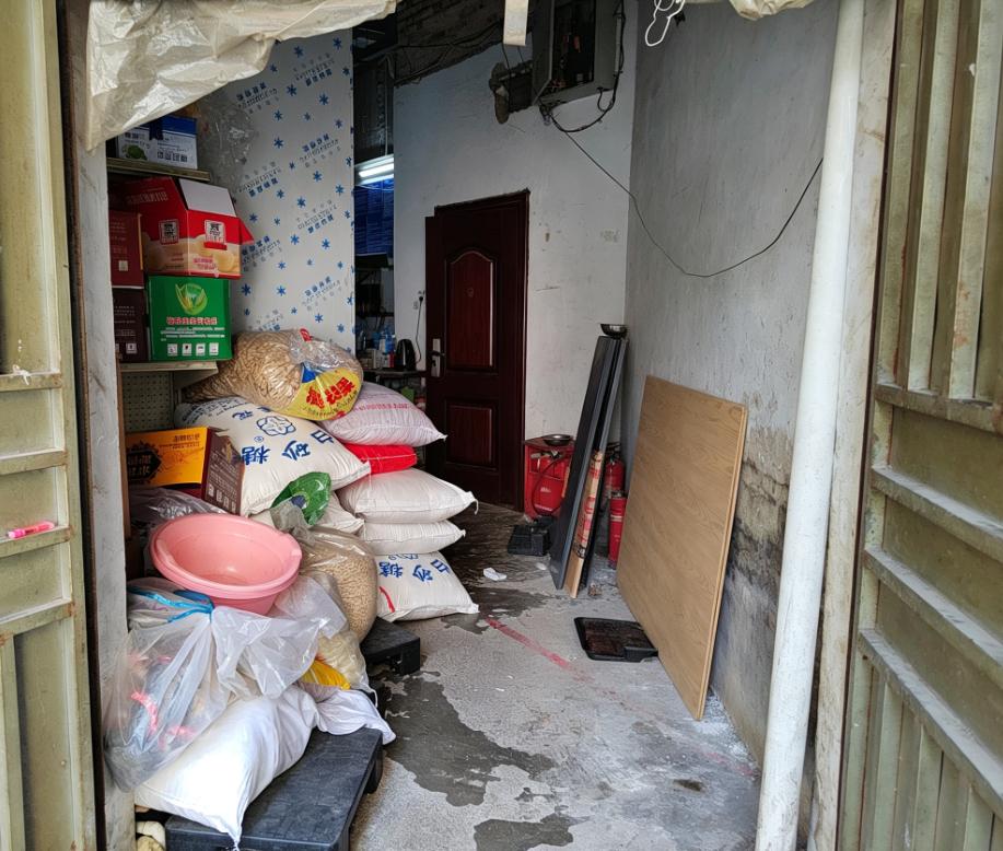 【玉林某城超市名山店存在消防安全隐患】近日，玉林消防开展消防安全风险排查，发现玉