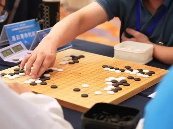 一副眼镜，竟成了围棋赛的作弊神器？

最近，“杀猪大会”围棋赛上，选手李蒙戴着A