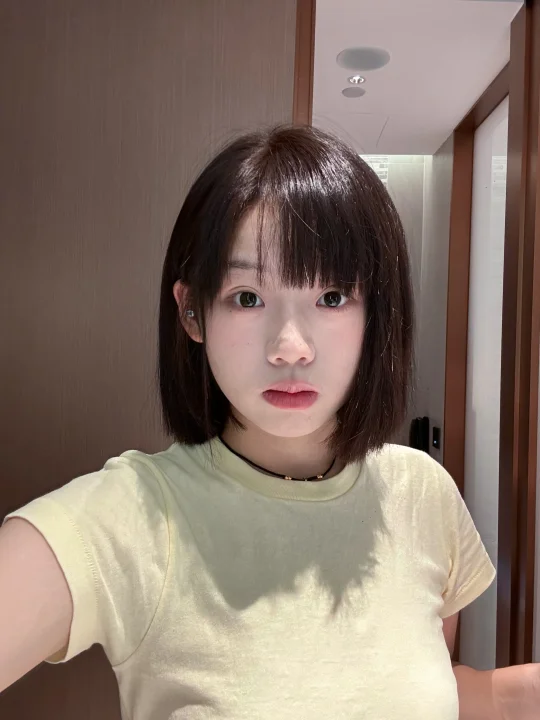 此女剪出十分完美的一颗头....