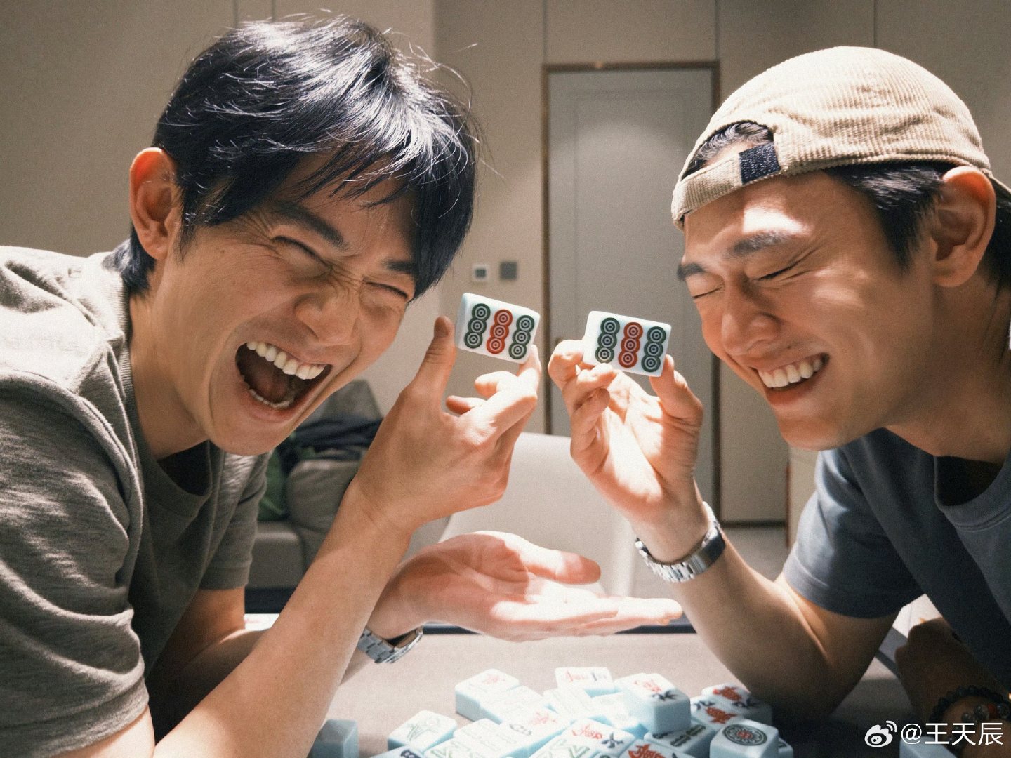 王天辰吴慷仁麻友合照 娱乐圈隐藏好友又被我发现，王天辰吴慷仁居然一起打麻将，这生