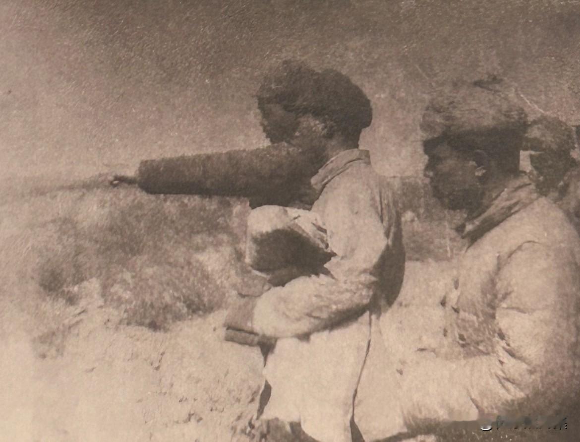 1941年，八路军第120师第358旅的张宗逊旅长（左）、李夫克（右）参谋长在百