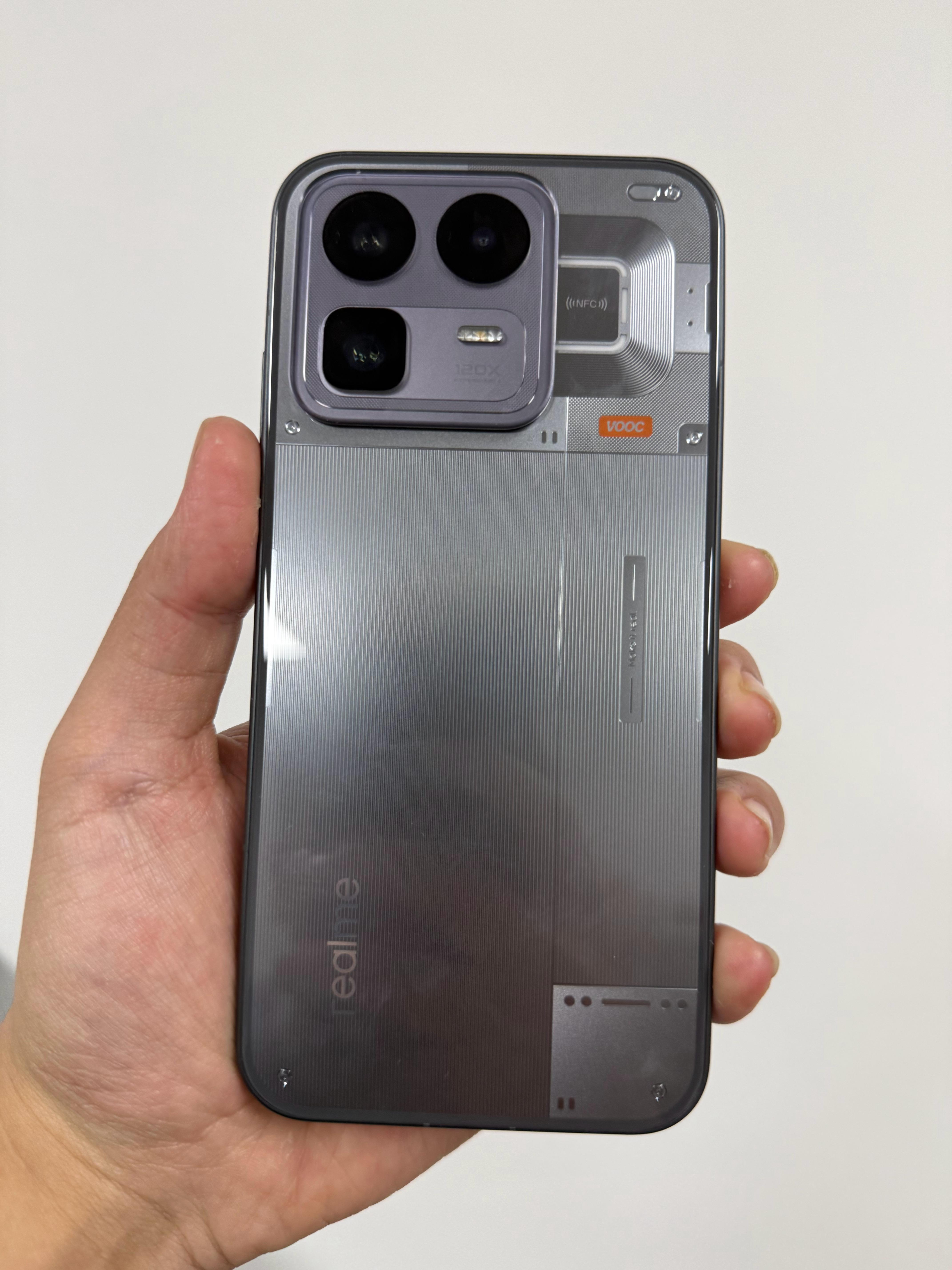 激活两天就不要了真我Neo8客户吐槽低亮度抹布感屏幕，对比上一台真我GT7Pro