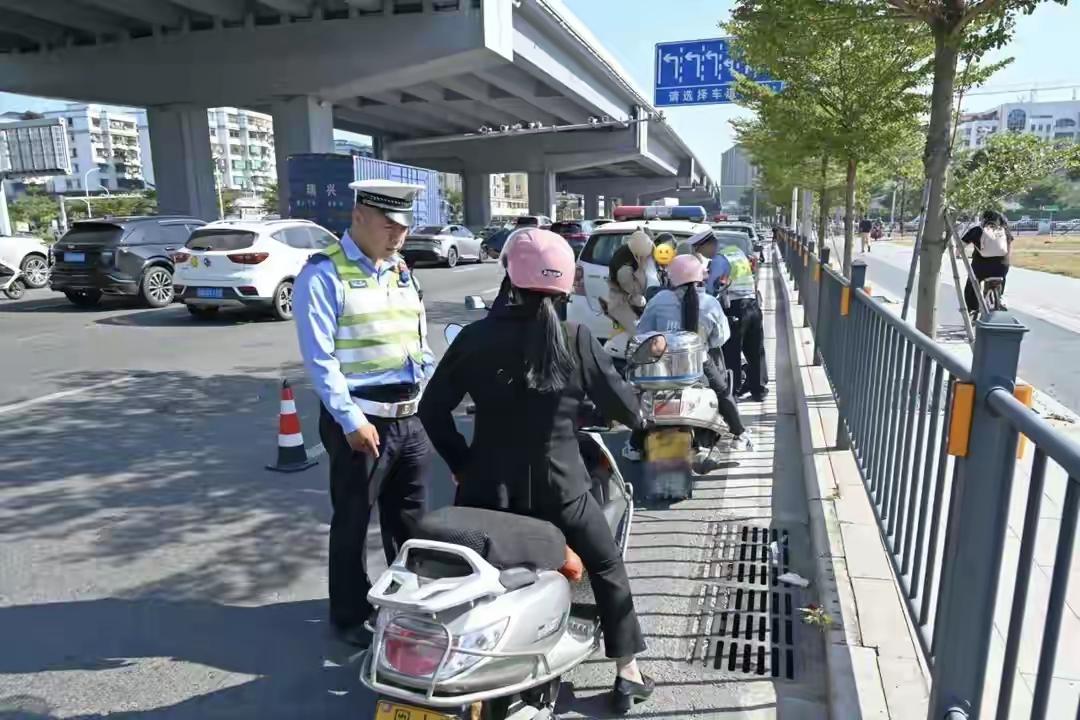 支持新国标的25码限速断电，这个太重要了。
安全，安全，还是安全！
在路上至少看