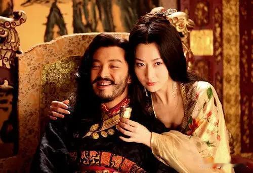2011年，白冰和富大龙拿到《隋唐演义》的剧本，都纠结不已，剧本里有太多他俩“翻