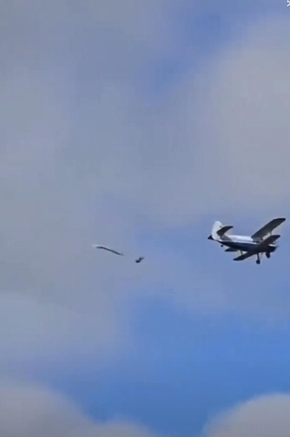 俄空降老兵跳伞失误，600米高空跃下砸向地面！俄罗斯空降兵日莫斯科瓦图力诺机场俄