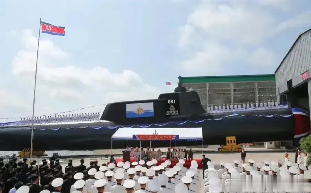厉害！朝鲜第一艘战术核攻击潜艇下水。
9月06日，朝鲜“金君玉英雄”，舷号841