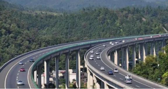 14亿中国人养不起高速？8年亏空6万亿，美国高速免费却能盈利。美国的高速随便上，