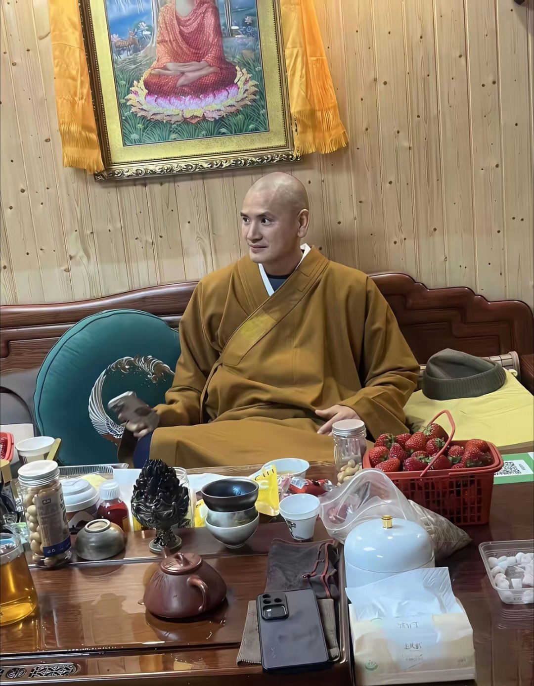 释明心法师，现在是浙江永嘉普安寺的住持。被网友称为“中国最帅80后和尚”～ 