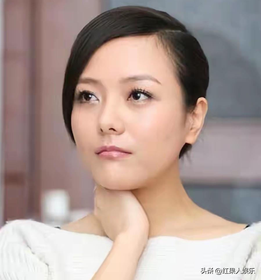 今年十月，一段视频突然在网络上炸开了锅，视频里的杨乐乐穿着宽大的病号服，素颜，脸