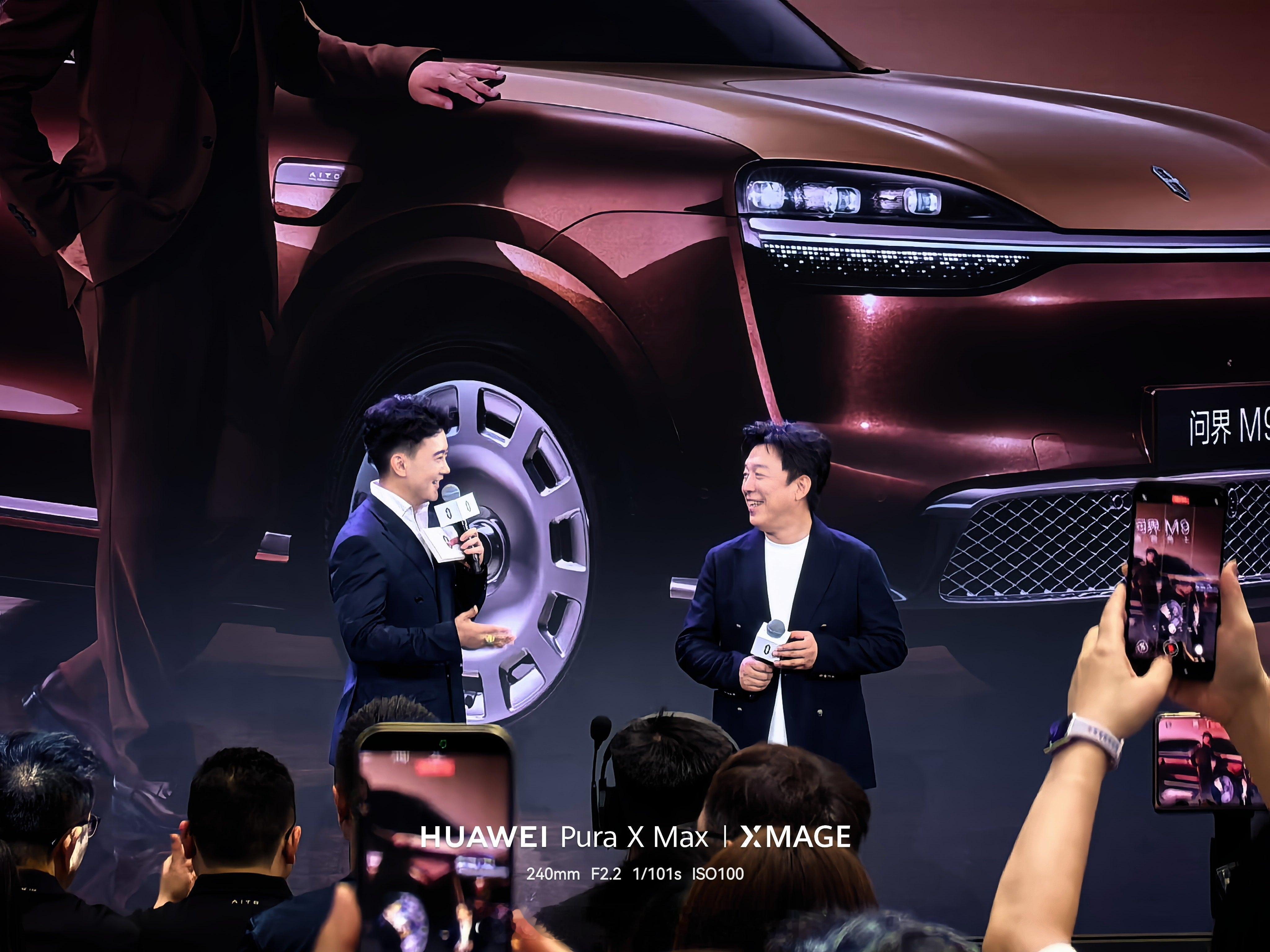 问界M9在超级工厂完成首批车主验车交付仪式，M9品牌大使黄渤到现场参与了交付活动