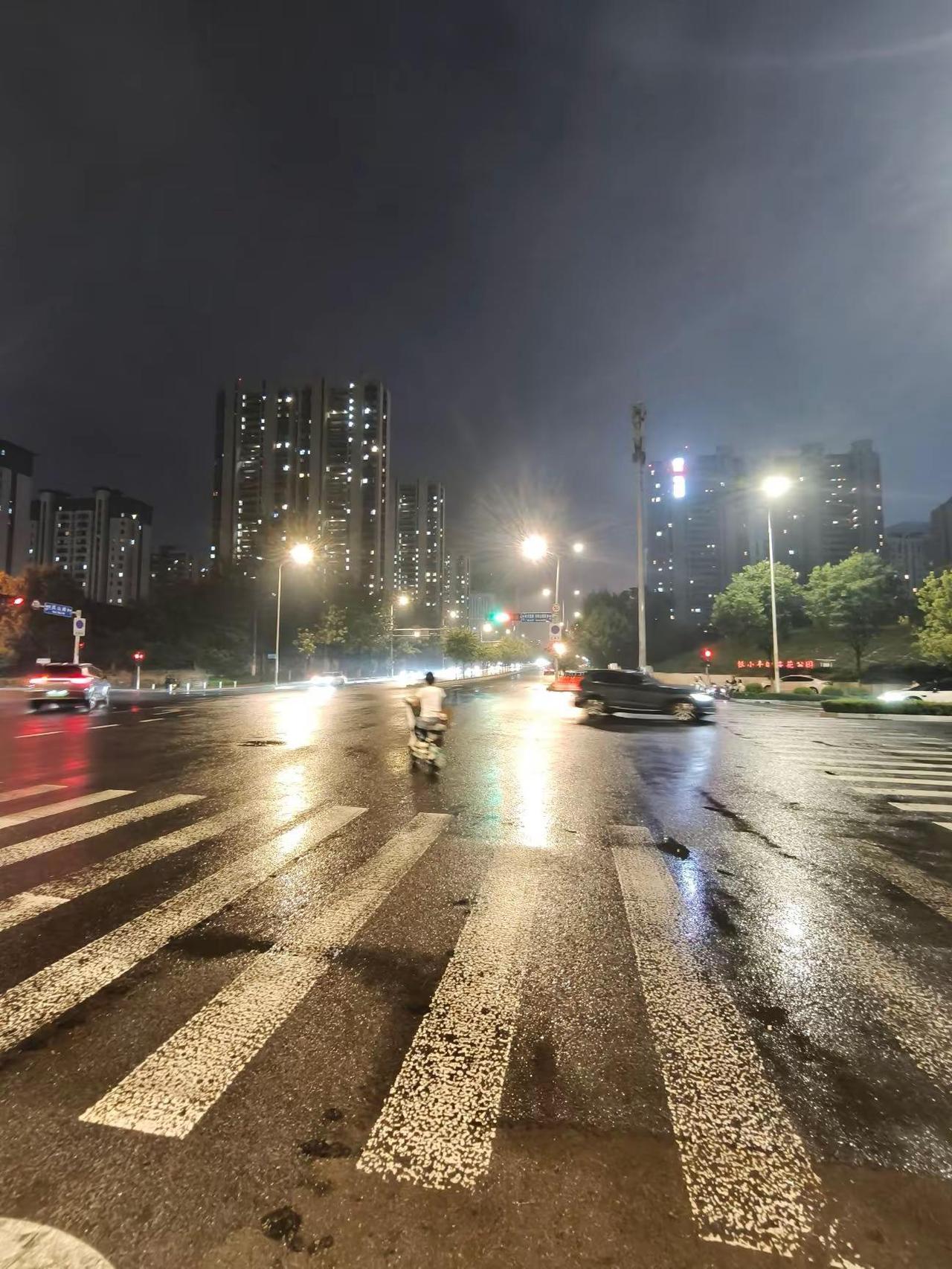 长岭山的雨夜，不拥不堵，一切刚刚好！欢迎来长岭山置业！